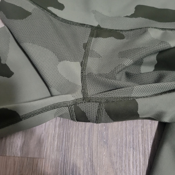 Offline by Aerie camo print High rise leggings size xs - Picture 7 of 9